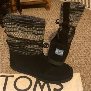 Toms almost new suede boots